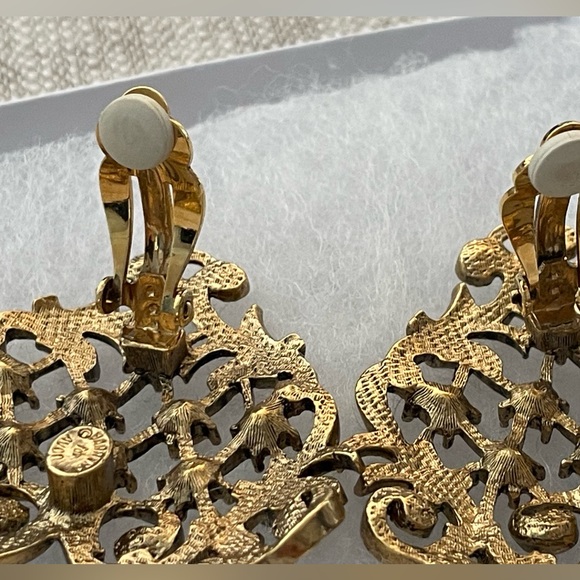 Vintage 1990’s Barrera for Avon open heart scroll antique gold clip on earrings. - Picture 10 of 12